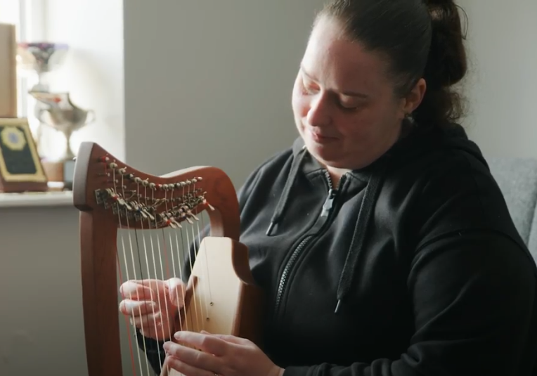 Image of a woman playing the harp.